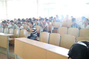 参加招聘会的员工